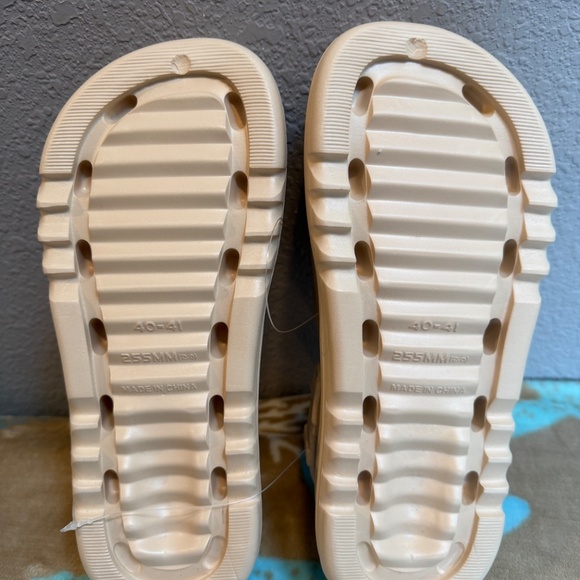 Khaki Casual Clogs with decorative charms/Jibbitz~Size 8-8.5 or 40-41~NEW - Picture 15 of 16